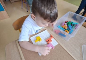 Chłopiec skupiony jest na wykonywanym zadaniu