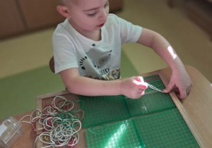 Chłopiec skupiony na swoim zadaniu