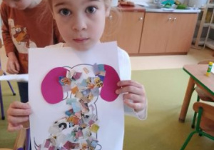 Dziewczynka prezentuje swojego wyklejonego psa