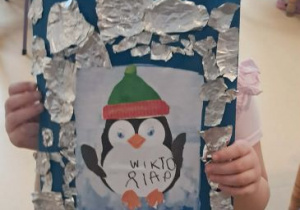 Dziewczynka prezentuje swojego pingwina