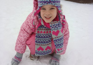 Dziewczynka dotyka śnieg