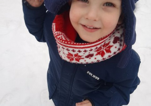 Chłopiec trzyma w dłoni kawałek lodu