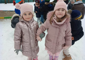 Wiktoria i Maja ustawiają się w pierwszej parze, w tle widać dzieci ustawiające się do zbiórki