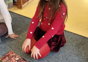 Dziewczynka pokazuje dzieciom czekolady, które zrobiła z mamą w domu