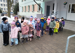 dzieci ustawione parami przed przedszkolem