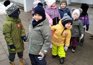 dzieci ustawione parami przed przedszkolem