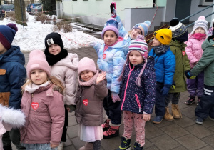 dzieci pozują do zdjęcia przed przedszkolem