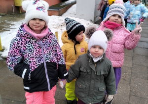 dzieci pozują do zdjęcia w trakcie zimowego spaceru