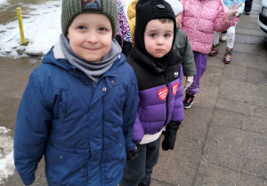 dzieci pozują do zdjęcia w trakcie zimowego spaceru