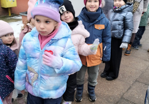 dzieci pozują do zdjęcia w trakcie zimowego spaceru