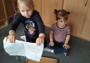 Zosia składa serwetkę