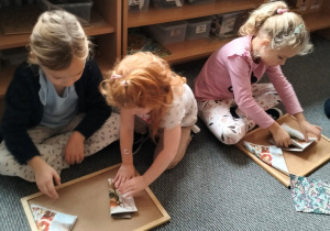 dzieci składają serwetki