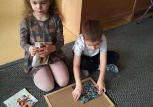 Maciuś składa serwetkę