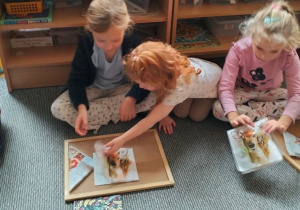 dzieci składają serwetki