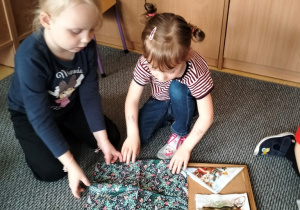 Zosia uczy Igę składania serwetek