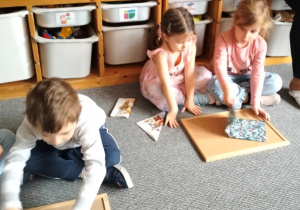 dzieci składają serwetki