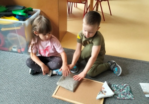 Marcel uczy Natalkę składania serwet