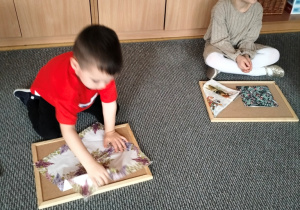 Filip składa serwetkę