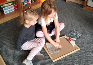 Ala uczy Julkę składania serwetek