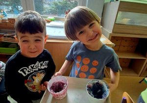 Miłosz i Franio trzymają tacę z pomalowanym śniegiem