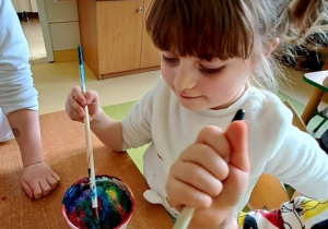 Maja podczas malowania śniegu farbami