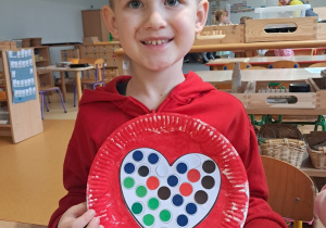 Chłopiec prezentuje swoją walentynkę