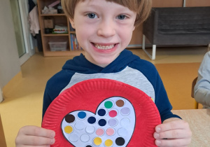 Chłopiec prezentuje swoją walentynkę