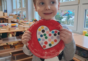 Chłopiec prezentuje przygotowaną przez siebie walentynkę