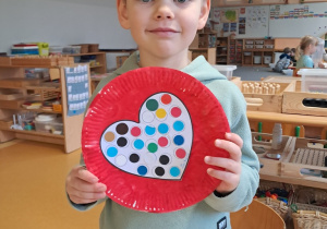 Chłopiec z pracą plastyczną - Serduszko