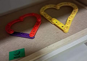 Zdjęcie przedstawia serca ułożone z klocków