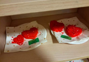 Zdjęcie przedstawia walentynkowe serca zrobione z masy solnej przez dzieci podczas warsztatu sensorycznego