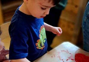 Miłosz posypuje serca uformowane z masy solnej solą morską