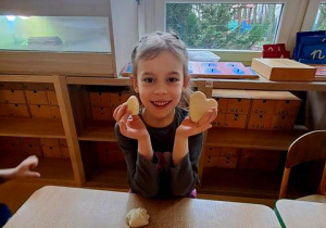 Tosia trzyma w dłoniach serca uformowane z masy solnej