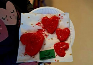 Zdjęcie przedstawia talerz z sercami walentynkowymi zrobionymi z masy solnej podczas warsztatu sensorycznego