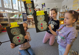 Dziewczynki prezentują swoje prace