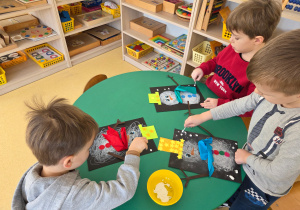 Chłopcy dopracowują szczegóły pracy