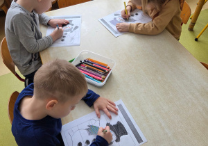 Dzieci pracują z wykorzystaniem zimowej karty pracy