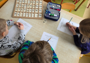 Starszaki rozwiązują zimową krzyżówkę