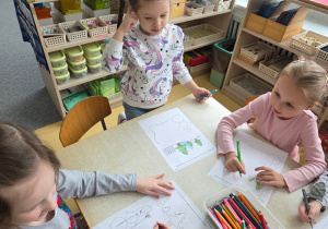 Dziewczynki wykonują zimową kartę pracy