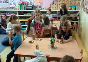 Dzieci w czasie słodkiego poczęstunku