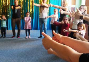 Dzieci i rodzice pokazują kciuki w górę