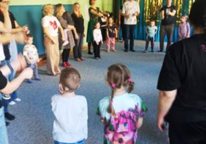 Dzieci i rodzice tańczą w kole