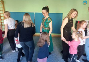 Dzieci i rodzice tańczą w parach