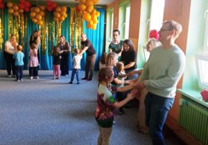 Dzieci i rodzice tańczą w parach