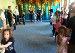 Uczestnicy spotkania tańczą w dużym kole