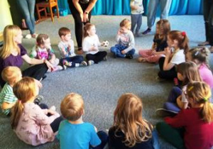 Pani Anetka tłumaczy dzieciom zasady zabawy