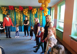 Dzieci i rodzice stoją w dużym kole