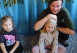 Mama przytula córkę.