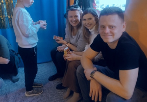 Rodzice siedzą na ławce i rozmawiają.