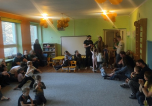 Wspólne rozmowy rodziców po spotkaniu integracyjnym.